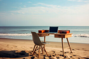 Tisch mit Laptop am Strand, Bleisure Travel Symbolbild.