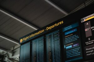 Schwarze Anzeigetafel am Flughafen mit ausgefallenden Flügen.